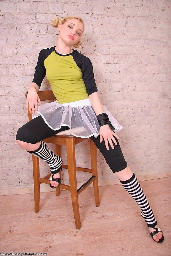 20P Pictures of teen girl Veronica teasing with her body