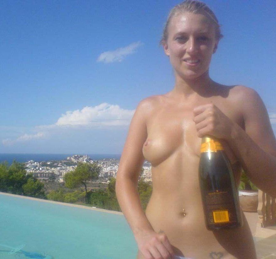 15P Pictures of a hot teen girlfriend in the shower