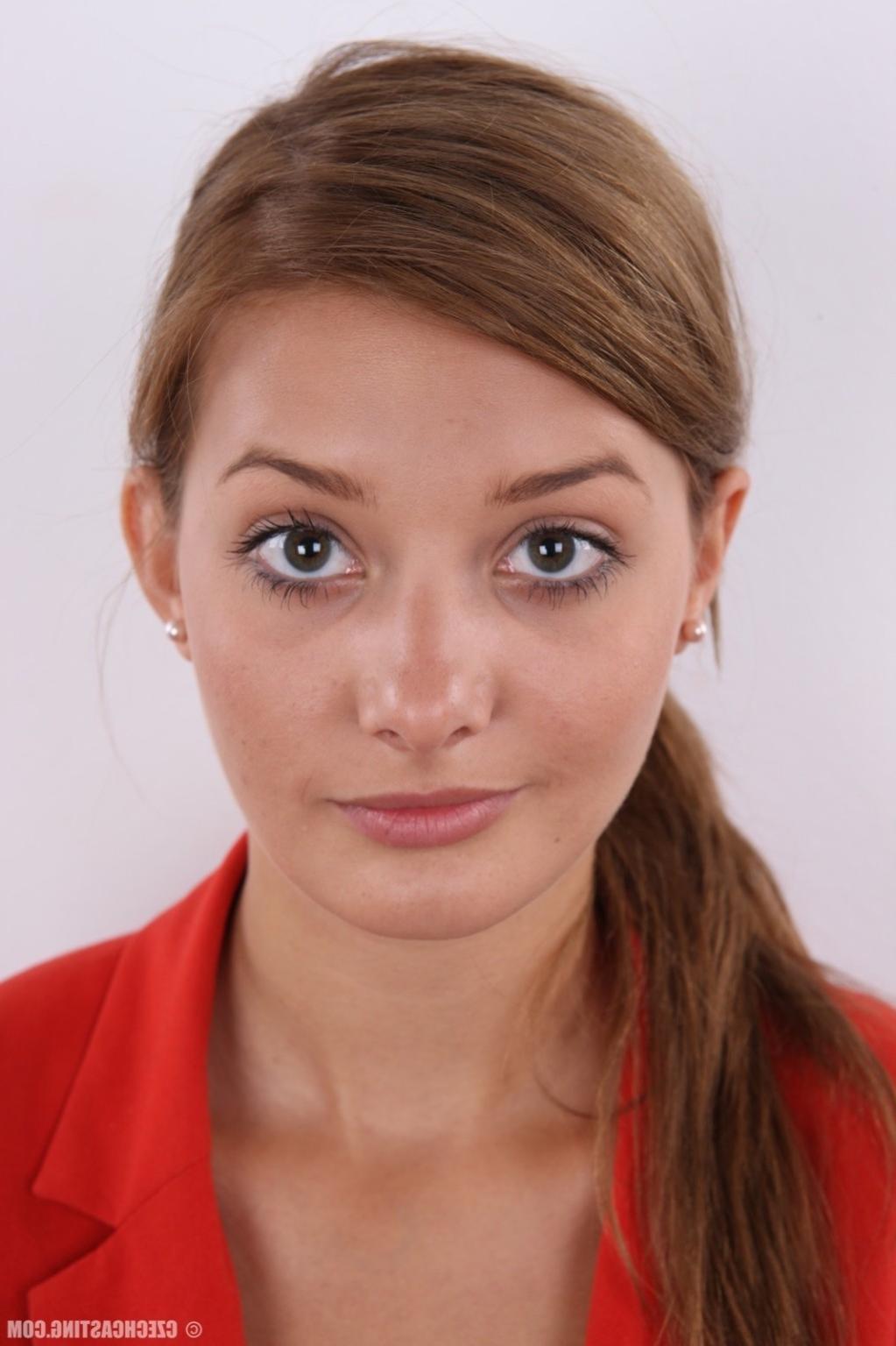 17P Pretty amateur teen poses naked