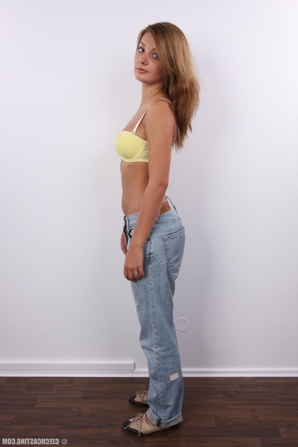 17P Pretty amateur teen poses naked