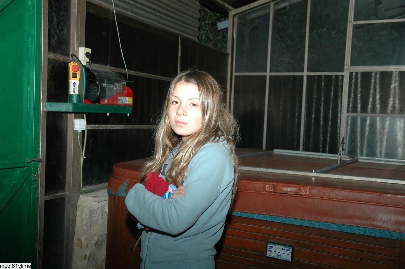 16P Pretty amateur teen in hottub