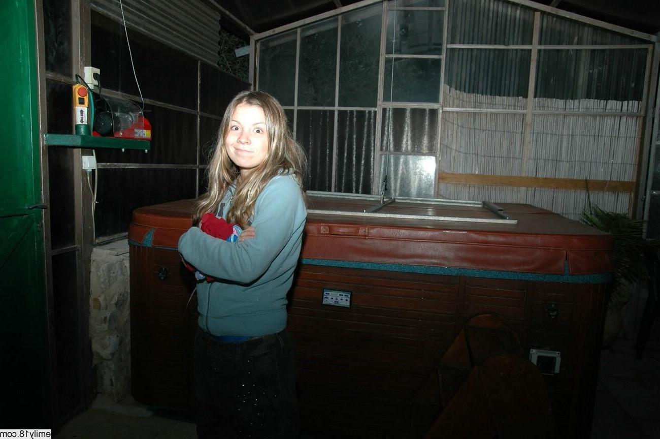 16P Pretty amateur teen in hottub