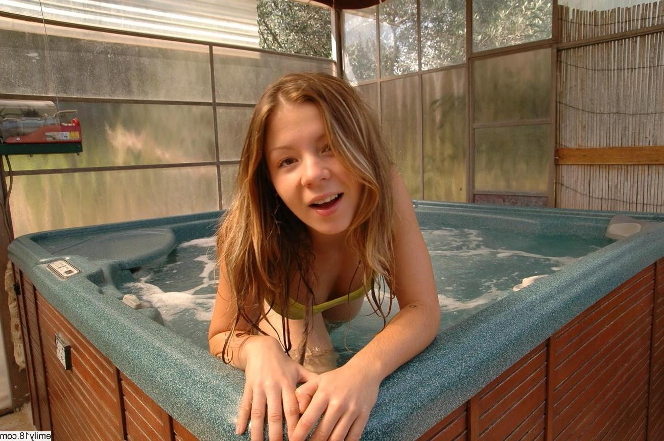 16P Pretty amateur teen in hottub