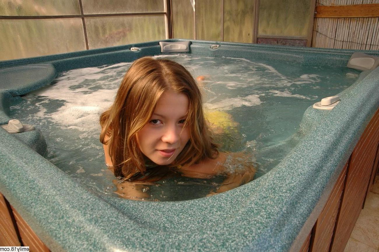 16P Pretty amateur teen in hottub
