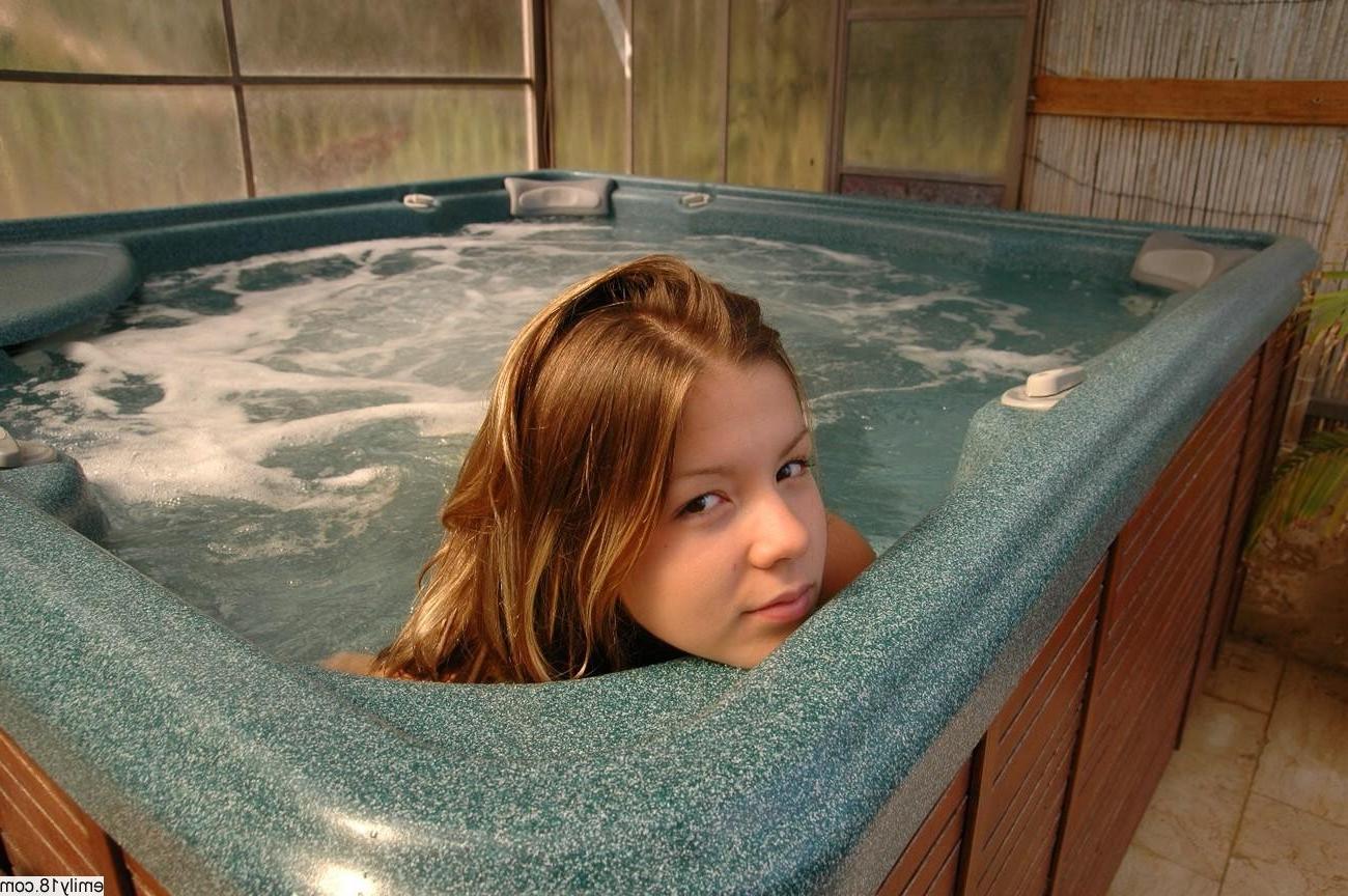 16P Pretty amateur teen in hottub