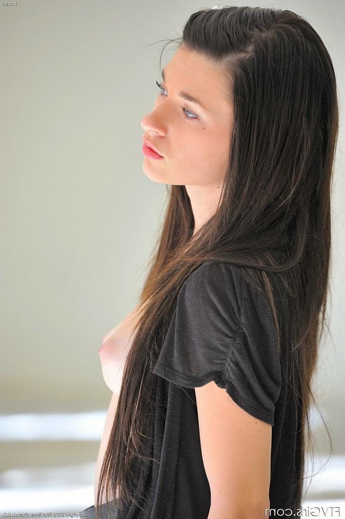 15P Stunning teen flashing her beautiful body in public