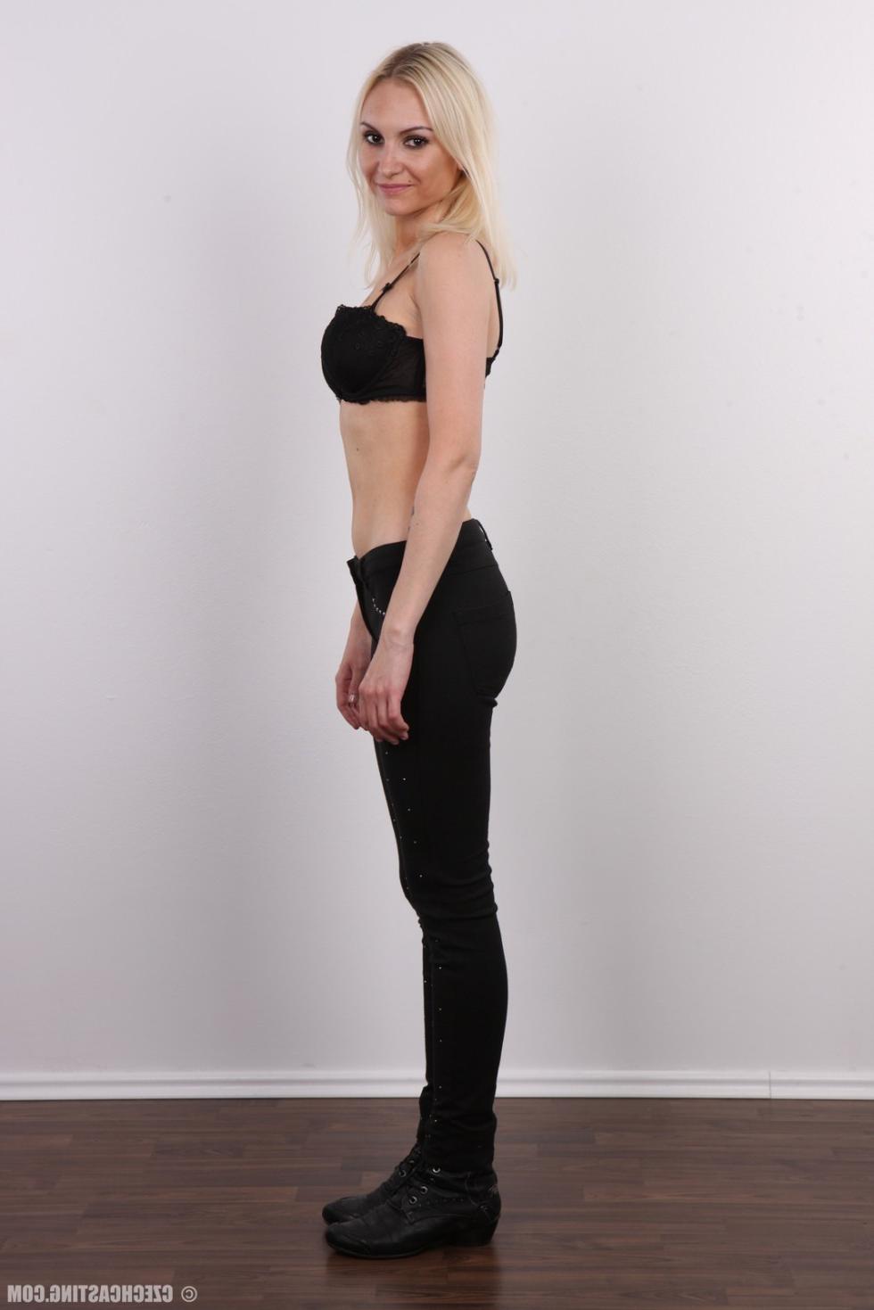 15P Natural amateur milf poses naked