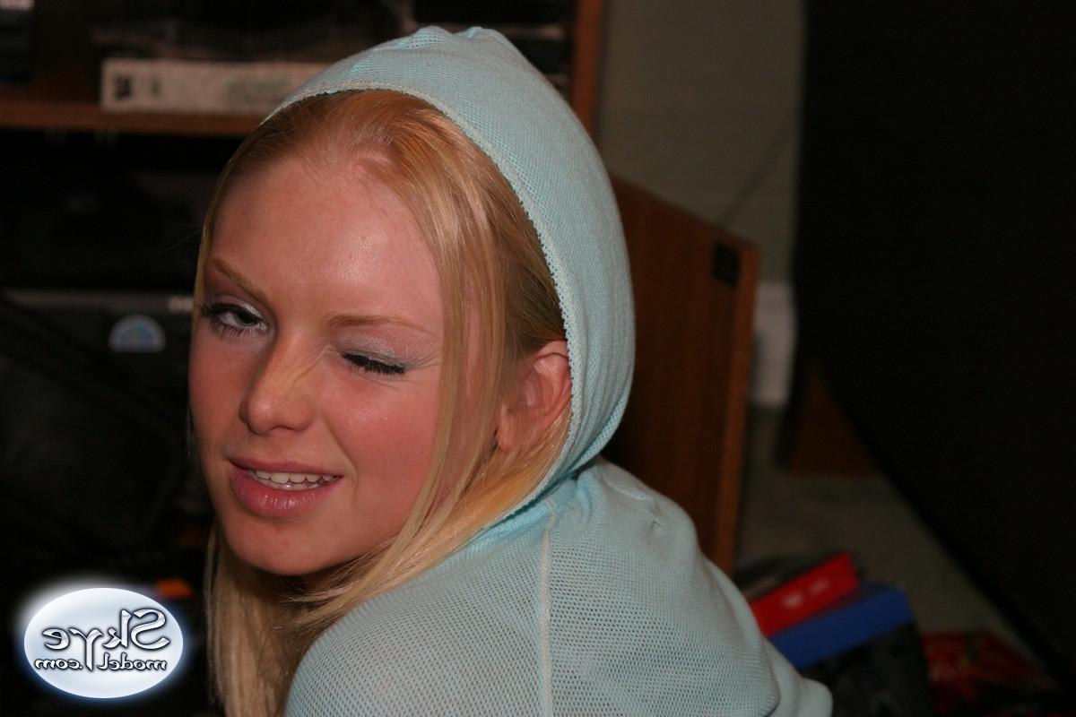 16P Blonde amateur teen tease cleavage