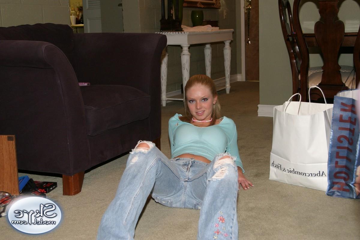 16P Blonde amateur teen cleavage