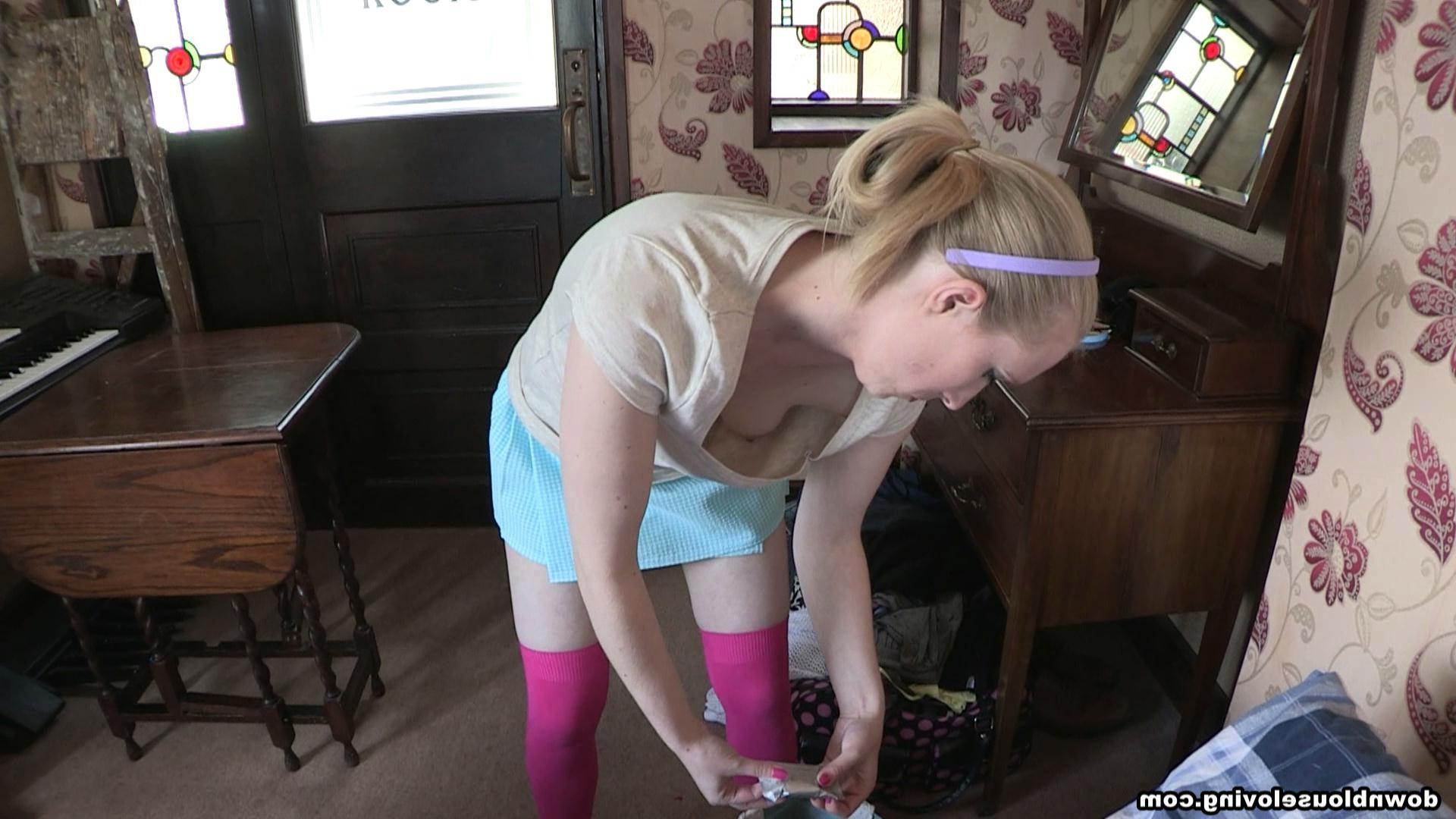 16P Nice down shirt amateur teen cleavage