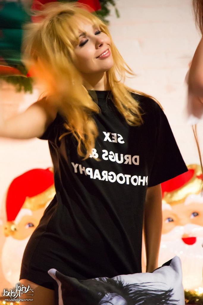 16P Cute amateur teen opens presents