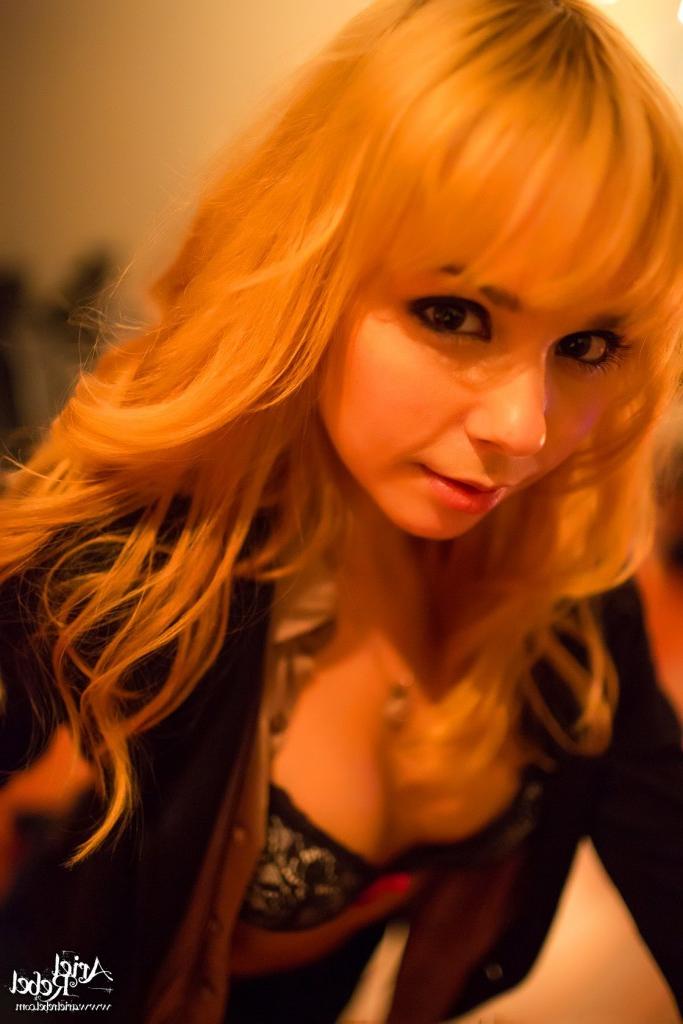 16P Cute amateur teen selfshots
