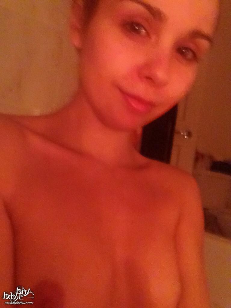 16P Cute amateur teen selfshots