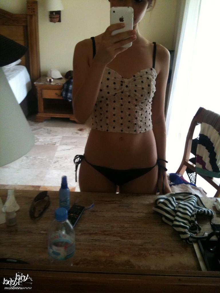 16P Cute amateur teen selfshots