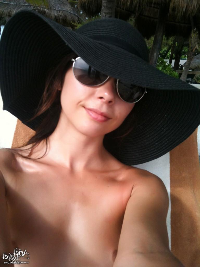 16P Cute amateur teen selfshots
