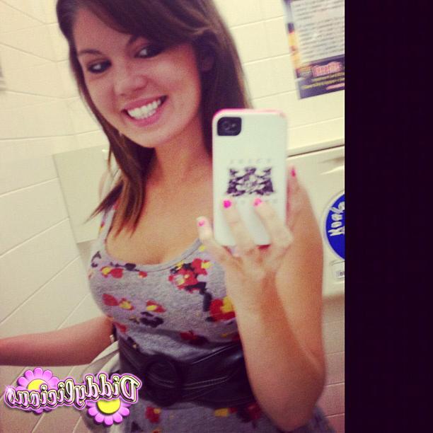 20P Cute amateur teen girl selfshots