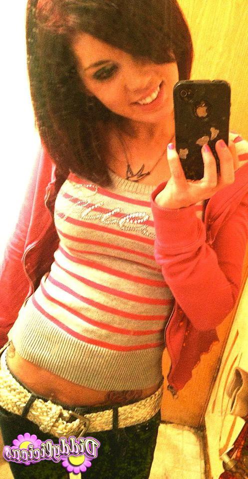 20P Cute amateur teen girl selfshots
