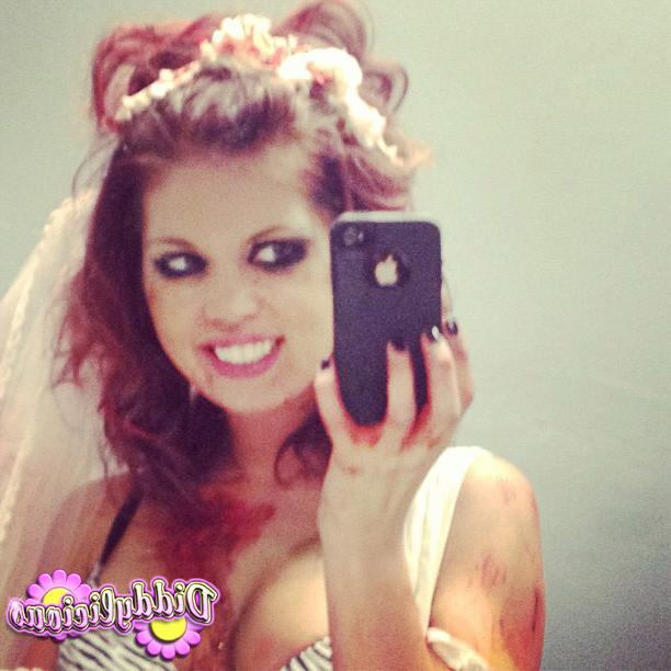 20P Cute amateur teen girl selfshots