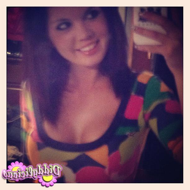 20P Cute amateur teen girl selfshots