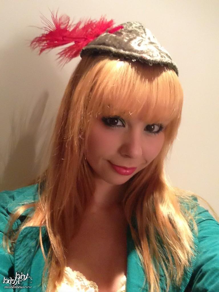 16P Cute amateur teen selfshots