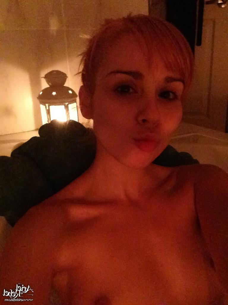 16P Cute amateur teen selfshots