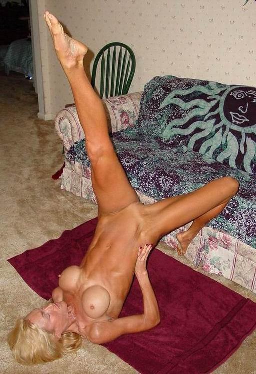 20P busty amateur muscular milf doing yoga at home