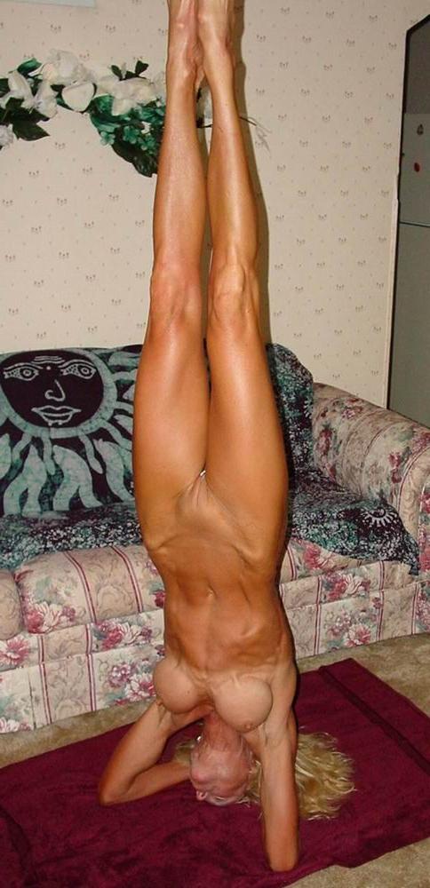 20P busty amateur muscular milf doing yoga at home