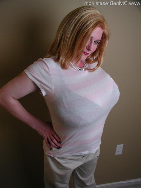 15P Chubby amateur milf Ann proudly displays her huge tits
