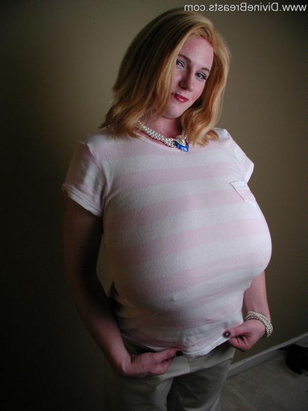 15P Chubby amateur milf Ann proudly displays her huge tits