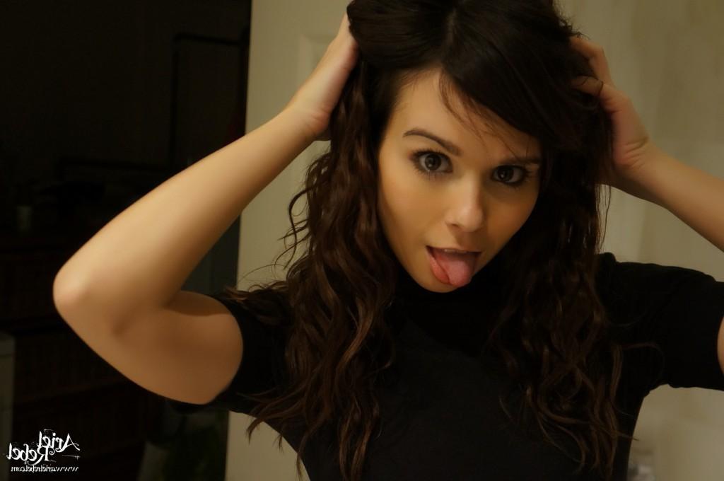 16P Cute amateur teen selfshots