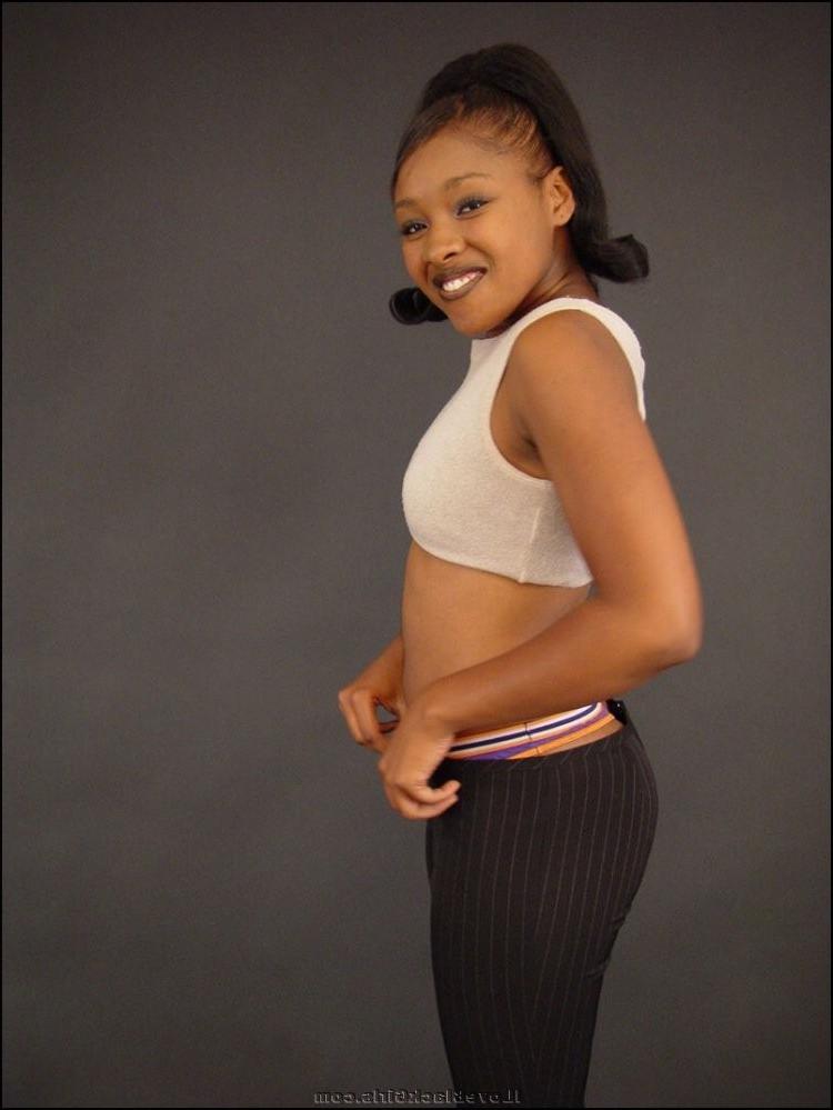 15P jiggly ebony amateur strips to her tiny undies