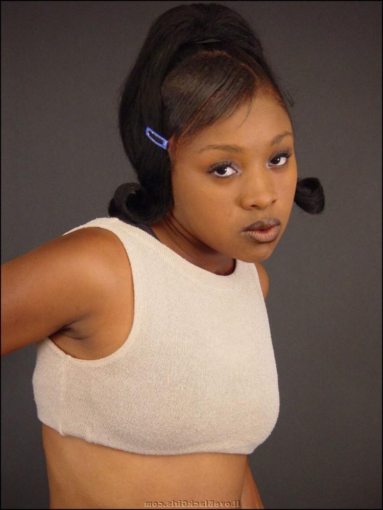 15P jiggly ebony amateur strips to her tiny undies