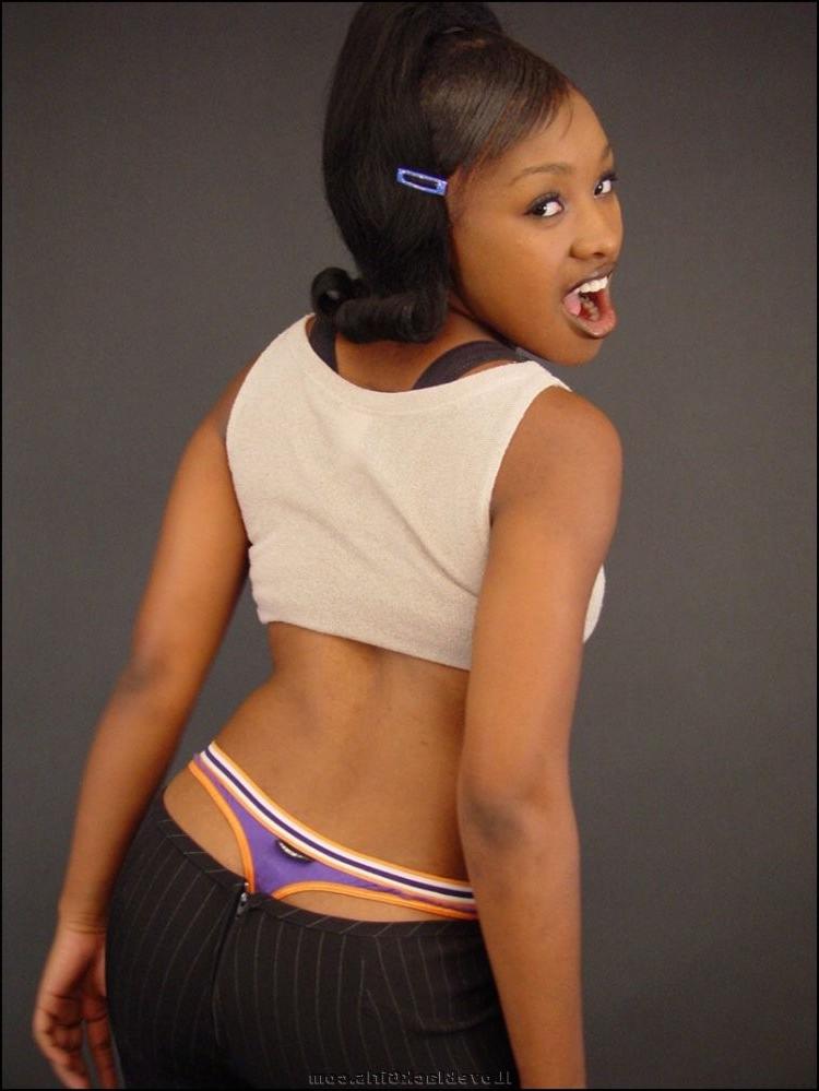 15P jiggly ebony amateur strips to her tiny undies