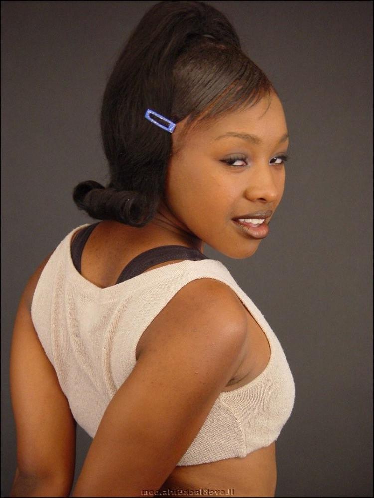 15P jiggly ebony amateur strips to her tiny undies