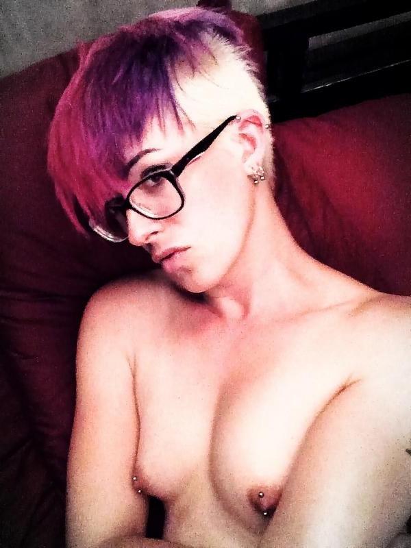 16P Amateur shemale in glasses