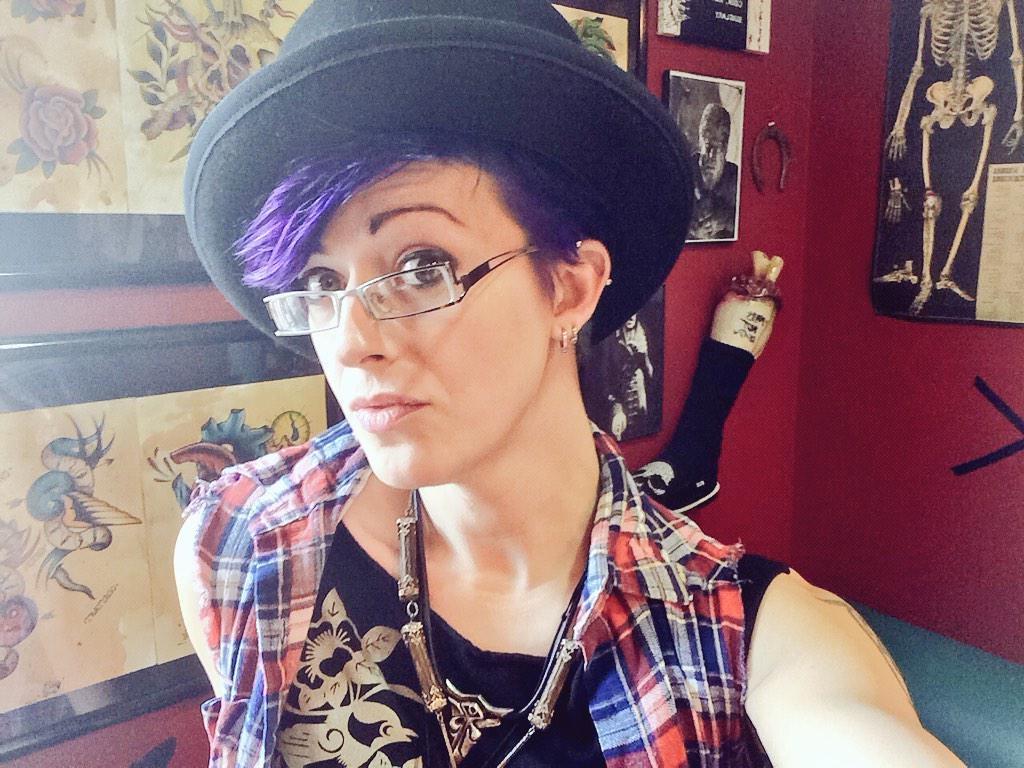 16P Amateur shemale in glasses