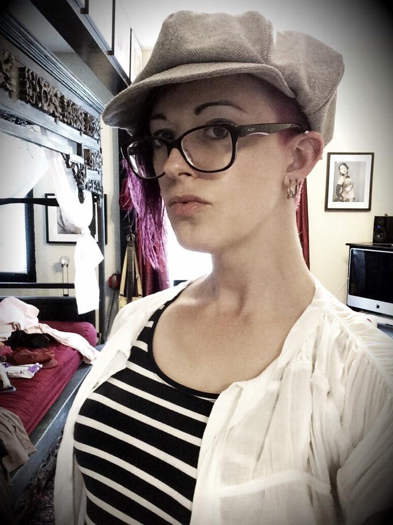 16P Amateur shemale in glasses