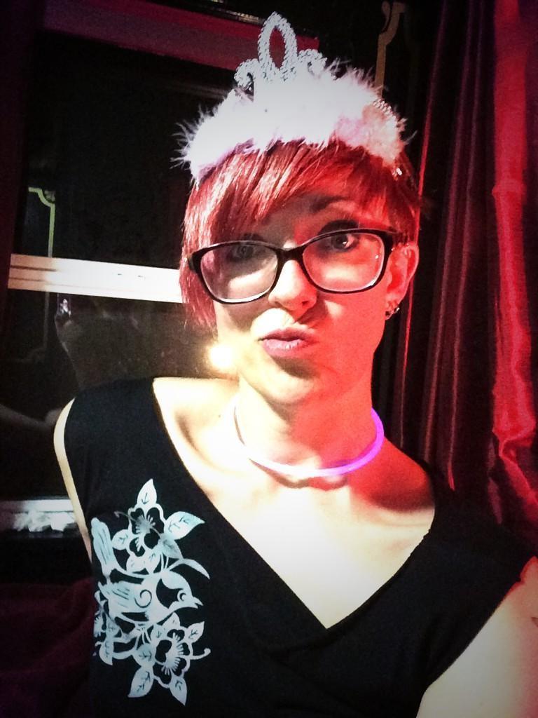 16P Amateur shemale in glasses