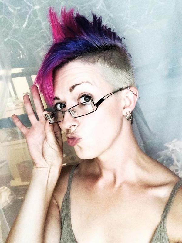 16P Amateur shemale in glasses