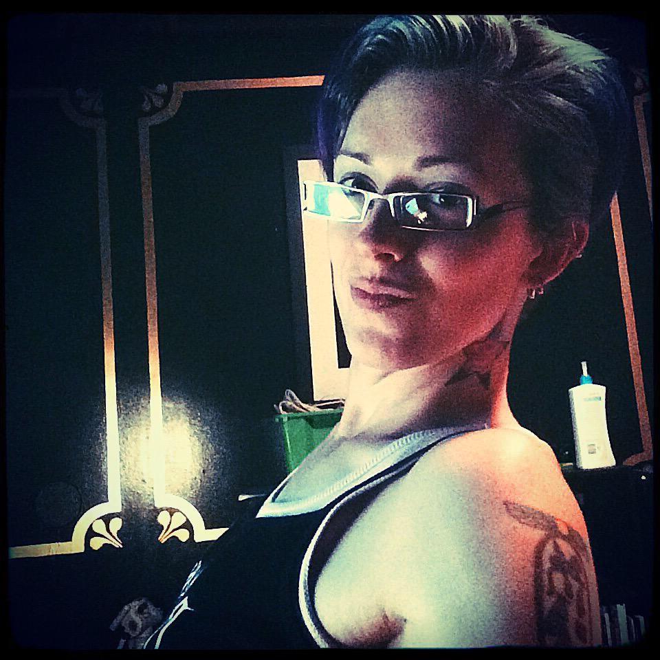 16P Amateur shemale in glasses