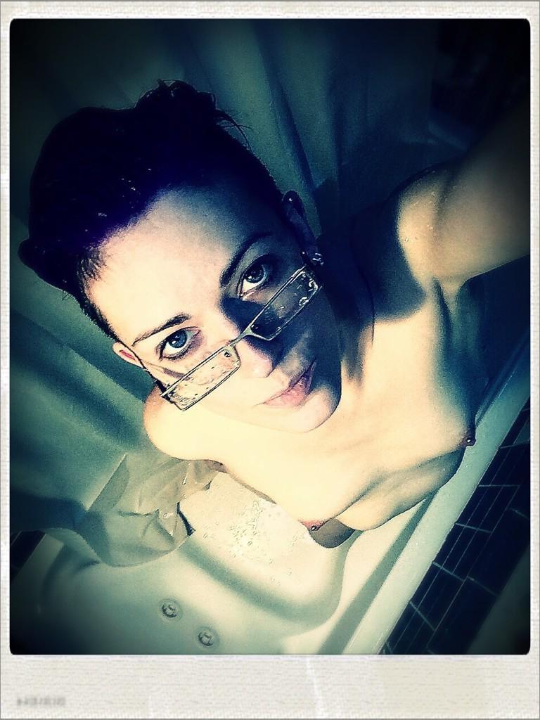 16P Amateur shemale in glasses