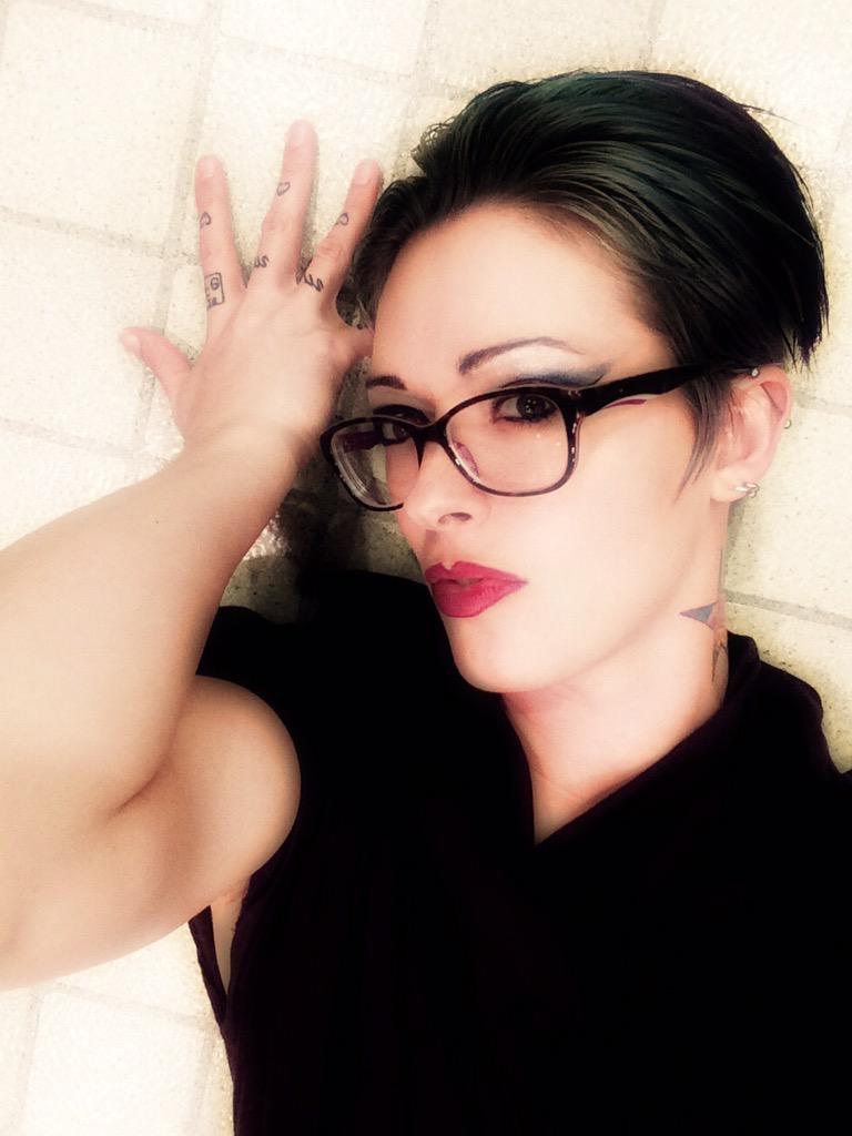 16P Amateur shemale in glasses