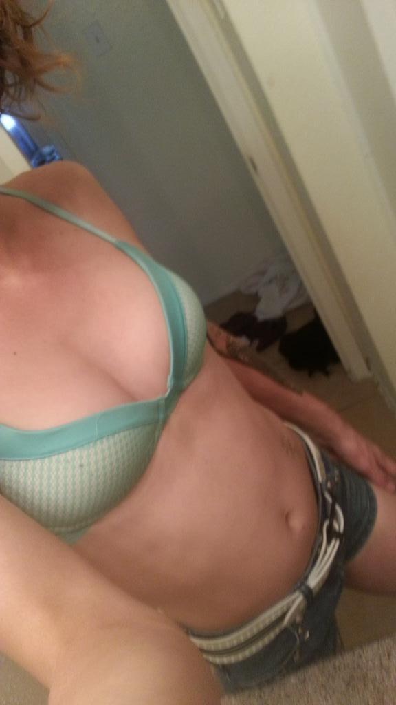17P Amateur shemale selfies