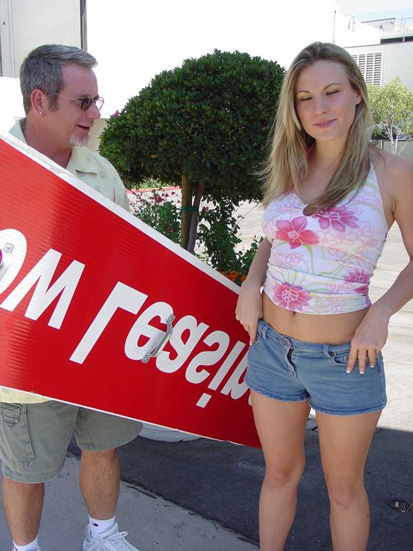 20P Pretty babe gets cash for fucking