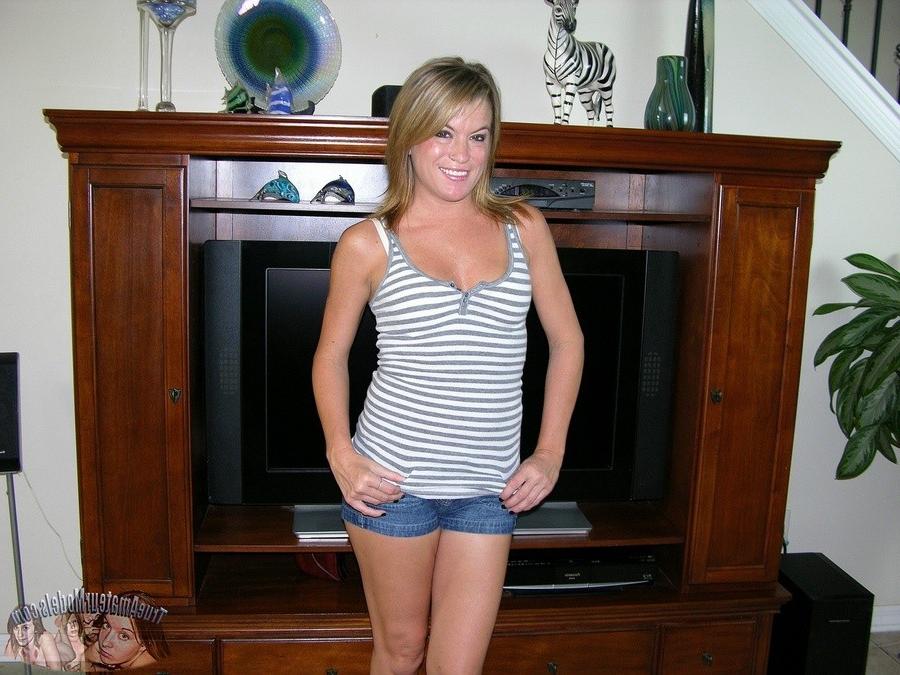 14P Sexy blonde amateur milf modeling nude