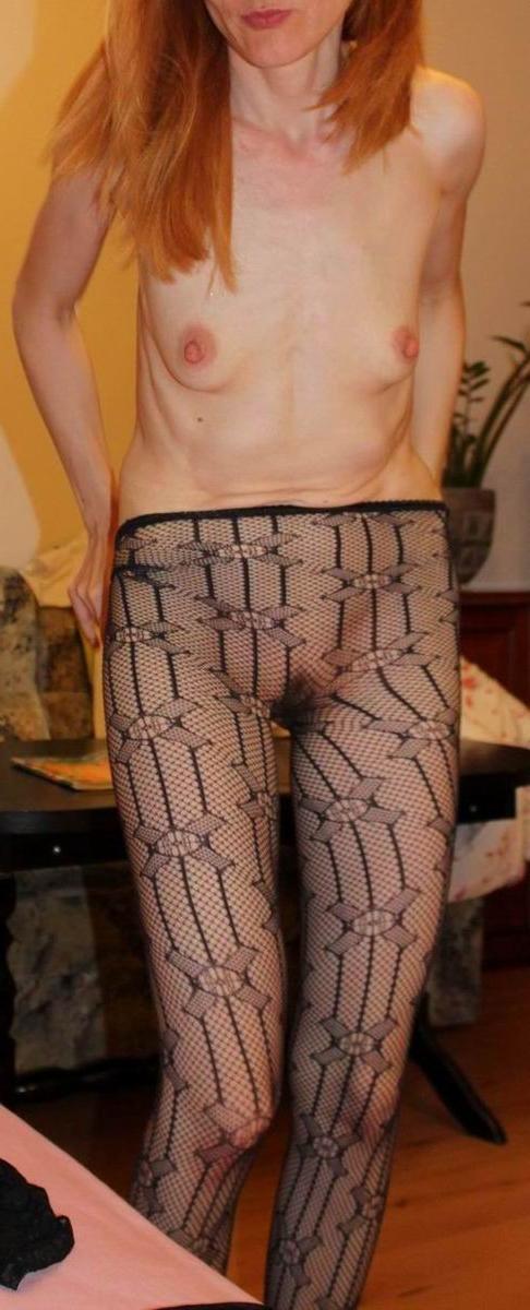 20P Very skinny amateur milf poser