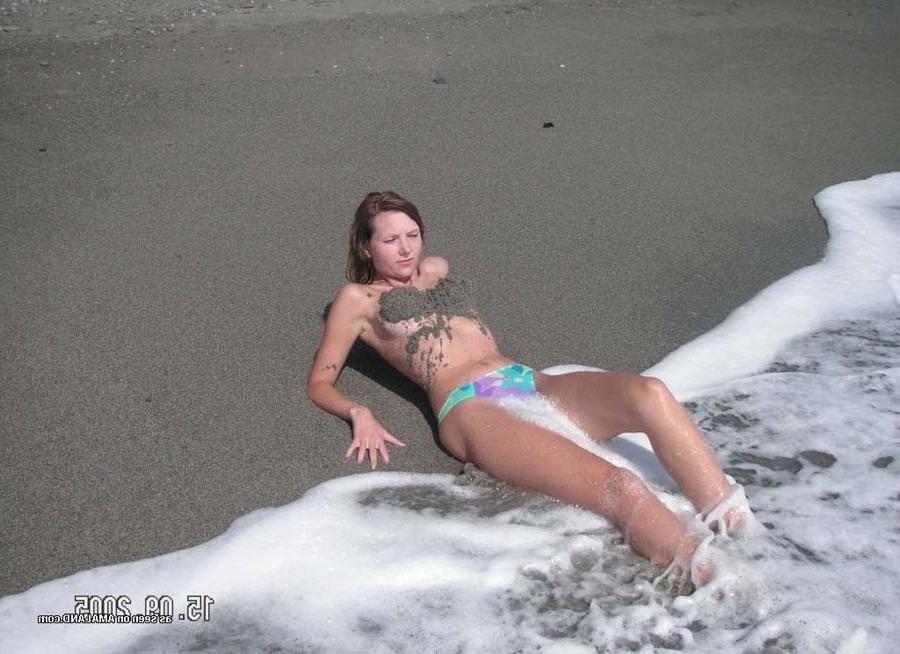 15P Cute amateur girlfriend playing on a beach