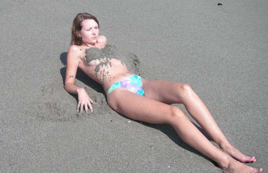 15P Cute amateur girlfriend playing on a beach