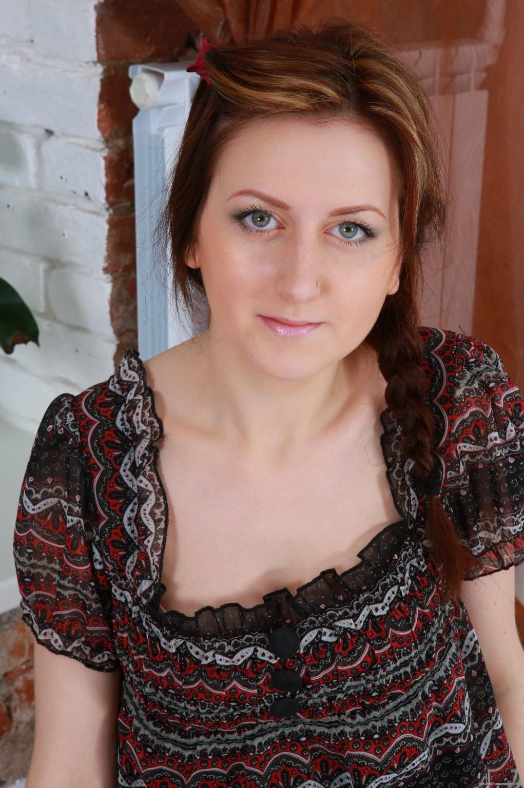 15P Hairy redhead amateur teen Sandy spreading her furry snatch