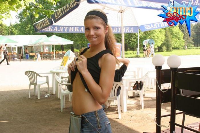 16P Amateur teen girl flashing her fresh body and sweet pussy in public